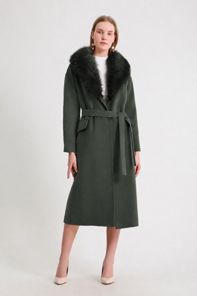 Manteau en cachemire vert avec garniture en fourrure